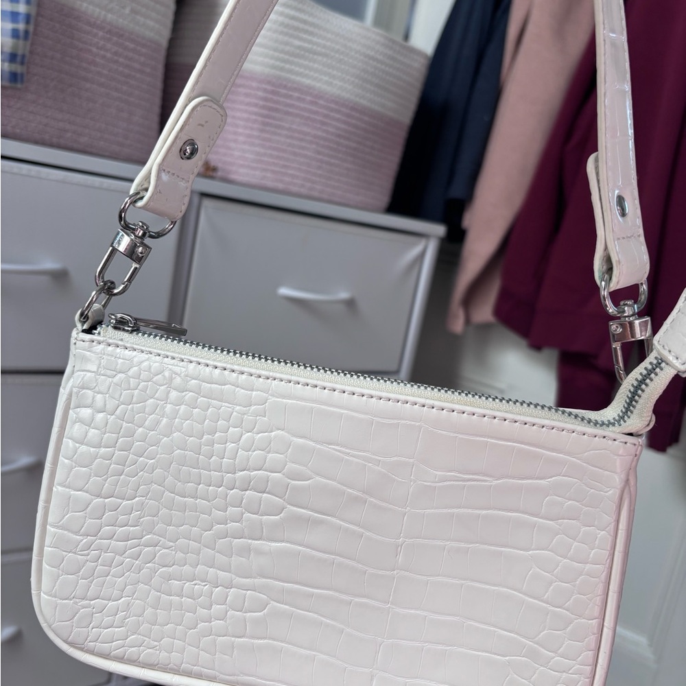 Elegant Cream Croc-Embossed Shoulder Bag